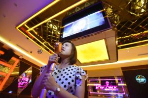 Hát karaoke thường xuyên giúp giảm cân